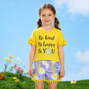 Ensembles de Vêtements Personnalisés pour Filles : Hauts à Manches Courtes à Volants avec Motifs Lettres et Shorts à Pompons – Tailles et Styles Variés – Prix de Gros - Product Image 2