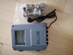 เครื่องวัดอัตราการไหลแบบอัลตราโซนิกติดผนังพร้อมจอ LCD แสดงผลแบบดิจิทัล สำหรับตรวจสอบท่อส่งน้ำ - Product Image 1