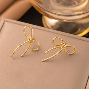 Boucles d'oreilles clous classiques en acier inoxydable plaqué or 2025 avec nœud papillon et crochet pour femme, inaltérables - Product Image 1