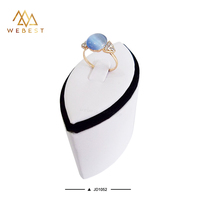 Présentoir à bijoux Webest en bois noir avec plateau en cuir PU pour bagues et bracelets