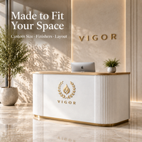 Table de réception de spa moderne, panneaux latéraux cannelés blancs et finition dorée, comptoir d'accueil élégant pour salon de beauté