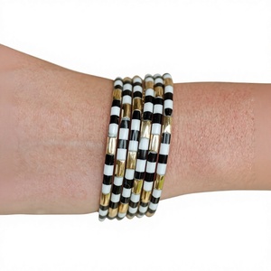 Pulsera Elegante y Moderna para Mujer, Calidad Boutique, Hecha a Mano, Latón y Resina, Chapada en Oro, Certificada IGI, para Boda - Product Image 1