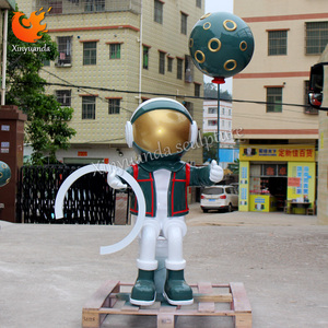 Fabrik benutzer definierte große kreative Fiberglas Astronaut Skulptur Design stilvolle Harz Boden dekoration mit trend igen Modell muster