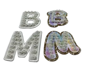 알파벳 진주 모조 다이아몬드 3D DIY 패치 모자 재봉을위한 귀여운 초기 편지 패치 수제 철 아플리케 개인화 된 스타일
