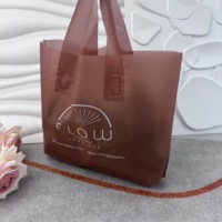 Sac à provisions personnalisé sac en plastique recyclable avec poignée souple et boucle avec logo personnalisé pour l'emballage de vêtement