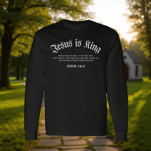 Camiseta de manga larga con versículo bíblico de Juan 14:6, Jesús es Rey - Product Image 3
