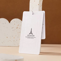 Étiquette suspendue en papier gaufré personnalisée avec cordon en coton pour vêtements, chaussures, sacs et articles vestimentaires