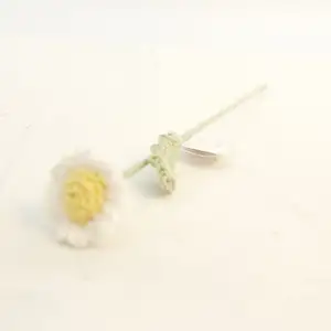 Eigenmarke handgefertigte Wolle Mini-Häkelblumen-Dekorationen feine kleine Daisy-Blütenstrauß Heimkunst