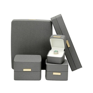 Boîtes cadeaux pour bijoux personnalisées en gros, boîte à bijoux en cuir PU fin avec étiquette métallique, boîte de luxe verte et grise pour bague, bracelet, collier - Product Image 5