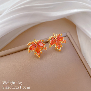 Set di Gioielli in Acciaio al Titanio con Topazio, Placcato Oro, Zirconi, Collana e Orecchini a Foglia d'Acero per Donna - Product Image 4