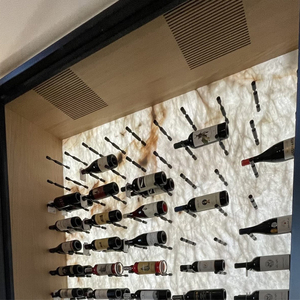 Cave <span class=keywords><strong>à</strong></span> <span class=keywords><strong>vin</strong></span> sur mesure du sol au plafond avec cadre en métal noir, fond en pierre éclairé et <span class=keywords><strong>armoire</strong></span> <span class=keywords><strong>à</strong></span> <span class=keywords><strong>vin</strong></span> intégrée en acier inoxydable - Product Image 4