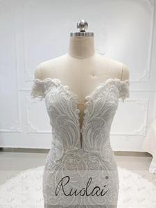 Robe de <span class=keywords><strong>mariée</strong></span> longue de luxe Ruolai QW01169, style sirène, épaules dénudées, dentelle lourdement perlée, traîne cathédrale - Product Image 5