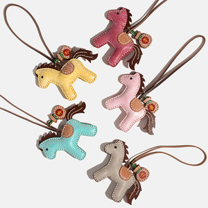 Porte-clés en cuir véritable haut de gamme personnalisable avec breloque cheval en cuir de vachette et couche supérieure en cire effet brume, ornement suspendu pour sac et voiture - Product Image 2