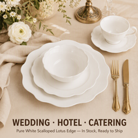 En stock Assiette de table en porcelaine New Bone China blanche à bord festonné motif lotus, assortiment de 7 tailles, logo OEM pour banquets de mariage