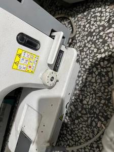 Brother Подержанный T-8720C двойной шов для иглы с большим крючком, швейная машина в комплекте со столом - Product Image 3