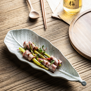 Assiette <span class=keywords><strong>de</strong></span> service en céramique écologique en forme <span class=keywords><strong>de</strong></span> feuille <span class=keywords><strong>de</strong></span> 14 pouces, finition mate, glaçure réactive, plat à poisson <span class=keywords><strong>pour</strong></span> hôtels <span class=keywords><strong>de</strong></span> luxe - Product Image 3