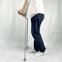 Vente en gros de cannes de marche pliables réglables en alliage d'aluminium, béquilles pour le bras, béquilles pour le coude pour personnes âgées et handicapées