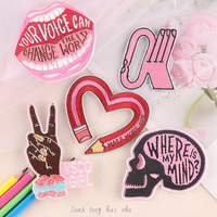 Le nouveau fer de dessin animé rose vif sur des patchs brodés personnalisé blanc mignon vêtements chapeau décoration broderie patch coeur crayon