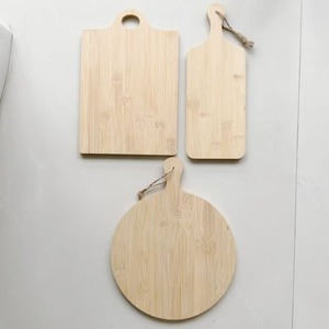 เขียงไม้ไผ่เฉาเฉา ขนาด 25x32 ซม. พร้อมหูจับ ลายกวางเชฟอิม เรเวียร์ สำหรับใช้ในครัวเรือน - Product Image 4