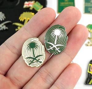 دبوس معدني مطلي بالذهب مخصص ومنقوش بتصميم المملكة العربية السعودية، بأسلوب عصري وألوان حسب الطلب - Product Image 2