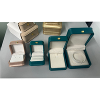 Boîte à bijoux élégante en cuir PU personnalisée avec décoration couronne pour bracelet, boucles d'oreilles et bague, idéale pour mariage et Saint-Valentin
