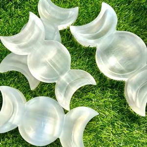 Bol à bonbons en sélénite blanche de haute qualité en cristal, naturel, sculpté à la main, en forme de lune, bols de guérison à vendre en gros - Product Image 1