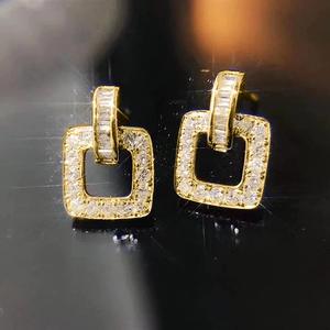 Orecchini a perno di lusso in oro bianco con diamanti, taglio geometrico baguette, incastonatura a canale, gioielli da donna per matrimonio - Product Image 4