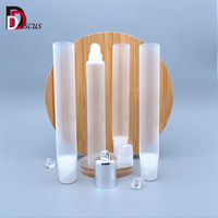 Tube de brillant à lèvres vide personnalisé Récipients cosmétiques en plastique souple Bouchon à vis Conception mignonne pour les soins de la peau Application de brillant