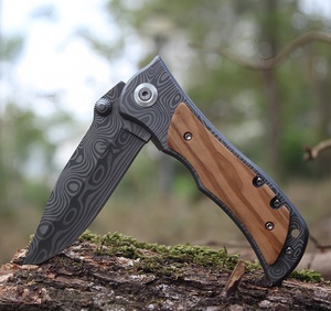 <span class=keywords><strong>Coltello</strong></span> Tascabile Pieghevole <span class=keywords><strong>da</strong></span> Difesa Personale con Manico in Legno d'Olivo Inciso e Lama con Motivo Damasco al Laser per Sopravvivenza Outdoor, <span class=keywords><strong>Bushcraft</strong></span> e Uso Tattico - Product Image 4