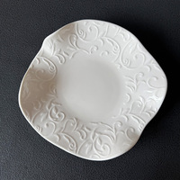 2025 nouvelle arrivée forme irrégulière blanc glaçure assiette ensemble décoratif à volants en céramique assiette ensemble pour événement de mariage