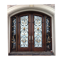 Élégante porte en fer forgé marron antique avec accents floraux et de tête de lion Une touche classique pour votre maison