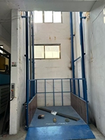 Nouvel Ascenseur de Fret Hydraulique en Gros avec Rail de Guidage en Chaîne d'Acier, Capacité 2 Tonnes, pour Plateforme de Chargement et de Déchargement en Entrepôt de Détail