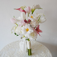Bouquet de fleurs roses et blanches avec lys calla, tulipes et roses, bouquet de mariée artificiel au toucher réel pour la décoration de mariage et de table à la maison