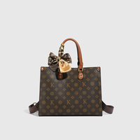 Sac à main design luxueux pour 2025. Équipé d'une fermeture éclair. Sac fourre-tout rétro à la mode. Peut être transporté à la main.6030