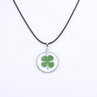 Expédition rapide au détail collier vert chanceux trèfle à quatre feuilles résine pendentif collier