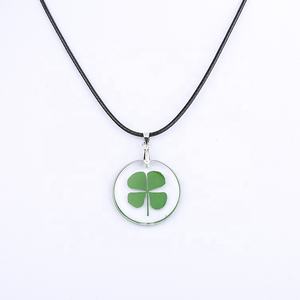 Envío rápido, collar verde al por menor, collar con colgante de resina de trébol de cuatro hojas de la suerte - Product Image 3