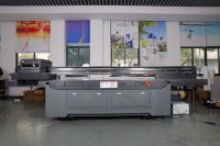 Nouvelle imprimante hybride UV grand format 3.2M quatre rangées (16-18 têtes) imprimante UV 4 couleurs pour matériaux métalliques en toile en cuir