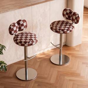 Tabouret de bar rouge et blanc à carreaux, hauteur réglable, usage commercial - Product Image 1