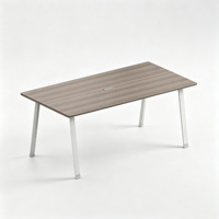 Table de conférence de bureau minimaliste moderne de forme rectangulaire, adaptée à 6 à 8 personnes pour les réunions et les discussions