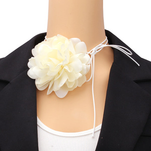 Collier ras du cou en ruban floral, bijoux décoratifs à fleurs blanches pour fête, accessoire de mode pour femmes - Product Image 1