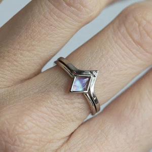 Anello Q953 con Moissanite Geometrica in Argento 925 con Montatura a Castone, Fede Nuziale da Donna - Product Image 2