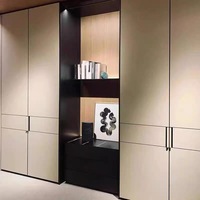 Dressing sur mesure de luxe pour toute la maison avec portes rembourrées en cuir souple et rigide