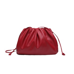 Sac plissé élégant pour femme, style nuage, à porter sous le bras, couleur unie, design texturé, fermeture magnétique - Product Image 5