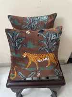 Housses de coussin en velours de coton de luxe, taillées à la main, décoratives, motif Tigre Majestueux (Moutarde Dorée) : un animal audacieux et classique