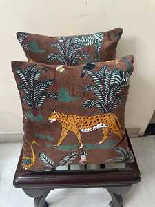 Housses de coussin en velours de coton de luxe, taillées à la main, décoratives, motif Tigre Majestueux (Moutarde Dorée) : un animal audacieux et classique - Product Image 3