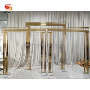 Fondo de Decoración para Bodas SMOOTH, Acero Inoxidable Dorado con Camino de Mesa de Flores Blancas para Decoración de Eventos - Product Image 3