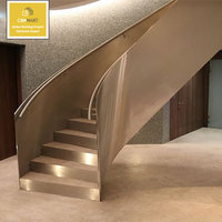 Escalier en spirale moderne de luxe en acier et bois avec rampe en verre, prix d'usine chinois CBMmart