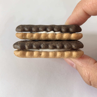 Biscuit sandwich au chocolat fourré à la crème croustillante bicolore OEM/ODM, vente en gros, emballé individuellement, pour petit-déjeuner ou collation