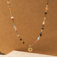 Collier pendentif pièce texturé en plaqué or 18 carats PVD avec perles de pierres naturelles mélangées, fait main, vente en gros d'usine, idéal pour les vacances