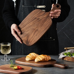 Tagliere in Legno di Noce Nero Nordamericano Premium, Vassoio da Servizio Artigianale con Manico Ergonomico, Qualità Professionale per Salumi e Formaggi - Product Image 1